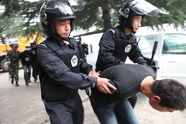 Prison guards and armed police officers apprehend a prisoner’s family member who preparing to aid in the prison break during a drill at Yuxi prison in Luoyang, Central China's Henan province on Sept 27, 2011. [Photo/CFP]