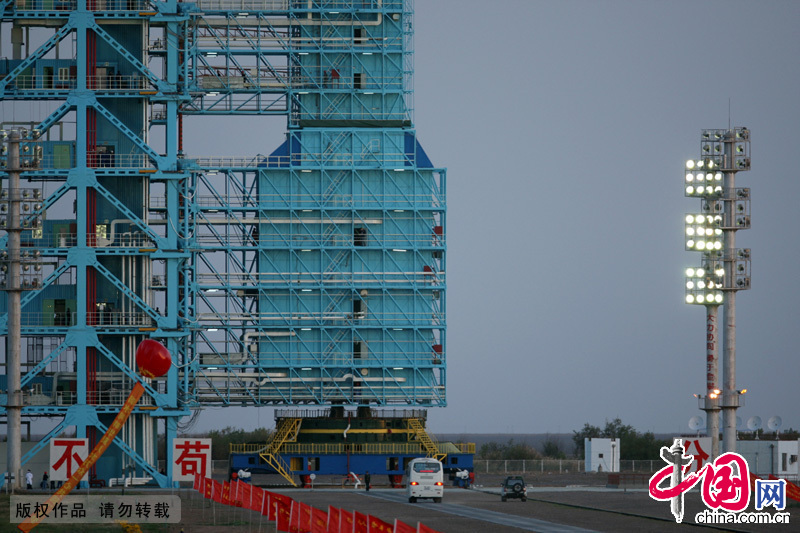 9月29日，天宫一号发射前所有准备工作就绪。图为发射架附近照明灯光亮起。中国网 杨佳/摄