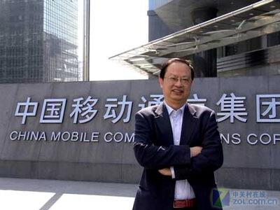 China Mobile chairman Wang Jianzhou stands in front of the company's office building in downtown Beijing. [File photo]