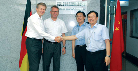 From left: Daimler Board Member Dr Thomas Weber and DNEA CEO Ulrich Walker meet with BYD Executive Vice-President Lian Yubo and BYD Chairman Wang Chuanfu, after the final approval of the new joint venture's name - Shenzhen BYD Daimler New Technology Co Ltd (BDNT). [China Daily] 