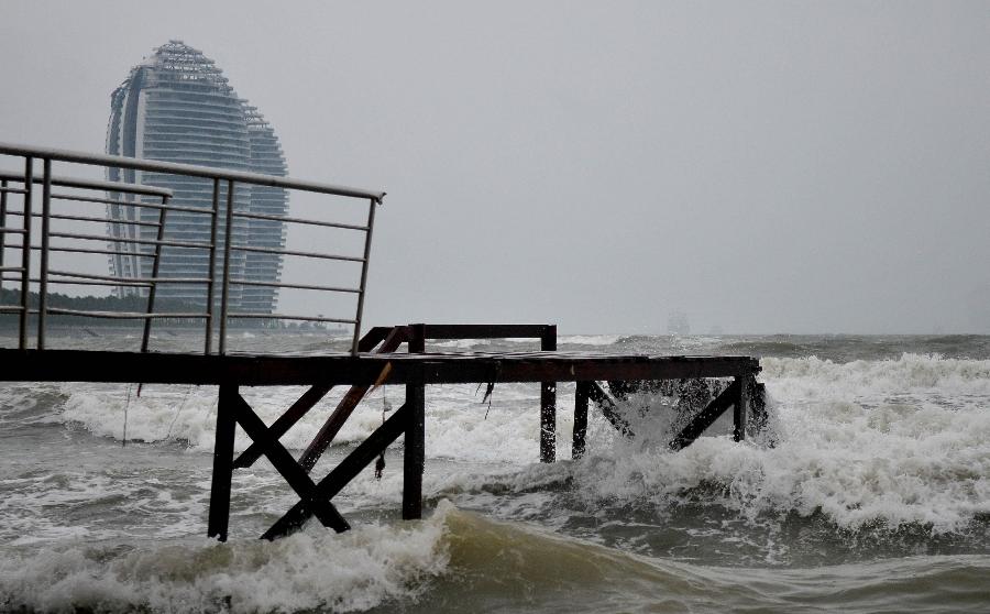 Photo taken on Sept. 29, 2011 shows storm in Sanya, south China's Hainan Province. Typhoon Nesat heads towards south China and is moving at an average wind speed of 20 km per hour toward the west coast of China's Guangdong Province.