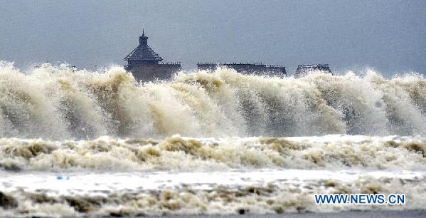 Beachcomber is seen in Wenchang City, south China's Hainan Province, Sept. 29, 2011. Typhoon Nesat landed in Wengtian Town of Wenchang at 2:30 Beijing Time (0630 GMT) Thursday. [Xinhua]
