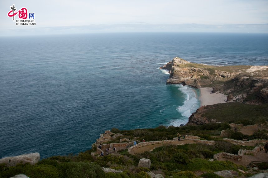 There is a misconception that the Cape of Good Hope is the southern tip of Africa, because it was once believed to be the dividing point between the Atlantic and Indian Oceans. In fact, the southernmost point is Cape Agulhas, about 150 kilometres to the east-southeast. [Maverick Chen / China.org.cn]