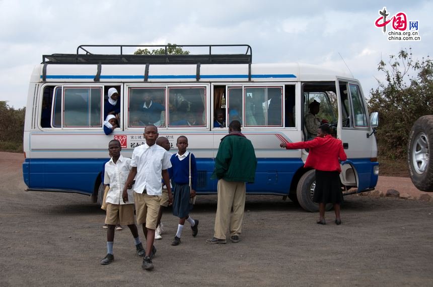 Students get off an apparently overloaded second hand Japanese van for extracurricular sightseeing at Arusha National Park in northeast Tazania. [Maverick Chen / China.org.cn]