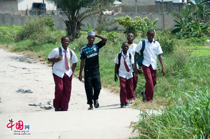 A group of middle school boy on their way home for lunch. The school uniforms with ties indicate their better family background. [Maverick Chen / China.org.cn]