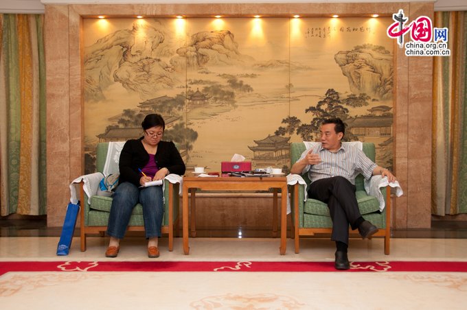 Ding Ying (L) talks with Chinese ambassador to Tanzania. [Maverick Chen / China.org.cn]