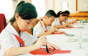 Students practices Chinese calligraphy in this file photo. A common worry is the perception that younger generations have forgotten how to write Chinese characters since they heavily use computers and mobile phones.