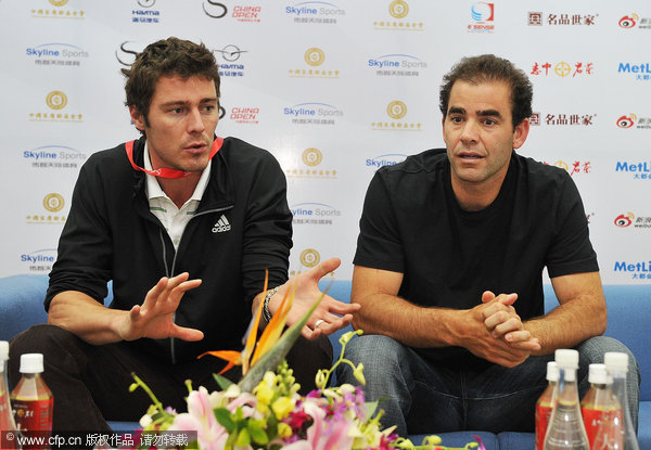 Pete Sampras (R) and Marat Safin (L) at the press conference before China Open. They will play the debut match at the new stadium of China Open on Friday to mark the opening of this tournament.