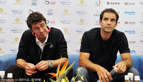 Pete Sampras (R) and Marat Safin (L) at the press conference before China Open. They will play the debut match at the new stadium of China Open on Friday to mark the opening of this tournament.