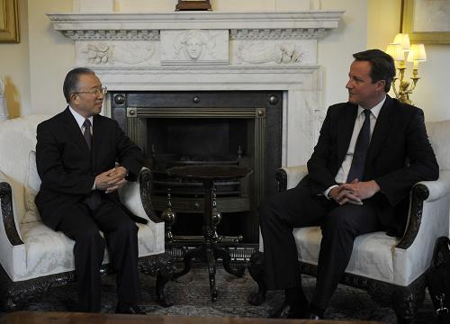 British Prime Minister David Cameron (R) meets with visiting Chinese State Councilor Dai Bingguo at 10 Downing Street in London Sept. 27, 2011. [Xinhua] 