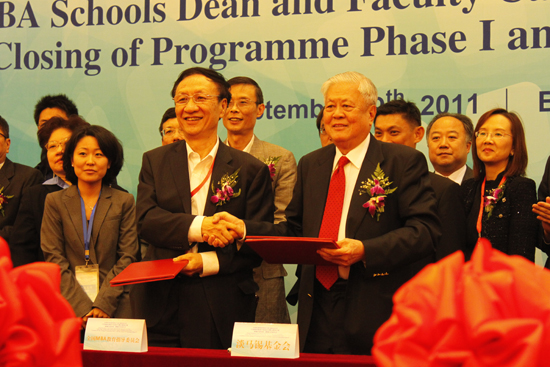 China National MBA Education Supervisory Committee signs a contract with Temasek Foundation at the launching ceremony of the China MBA Schools Dean and Faculty Capacity Building Program Phase Ⅱ in Beijing on September 29, 2011. [Photo by Xu Lin / China.org.cn]