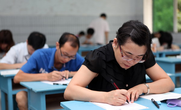 People take the national judicial examination in Chongqing on Sept 17. [Photo by Chen Shichuan/for China Daily]