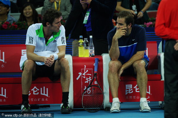 Safin (L) and Sampras (R) talked during an exhibition match at China Open in Beijing on Friday, September 30, 2011.