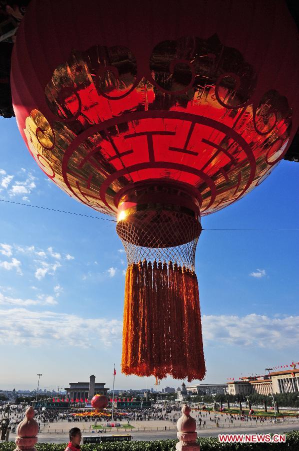 Photo taken on Sept. 30, 2011 shows the big lantern hung on the Tian&apos;anmen Rostrum in Beijing, capital of China, to celebrate the upcoming National Day on Oct. 1.