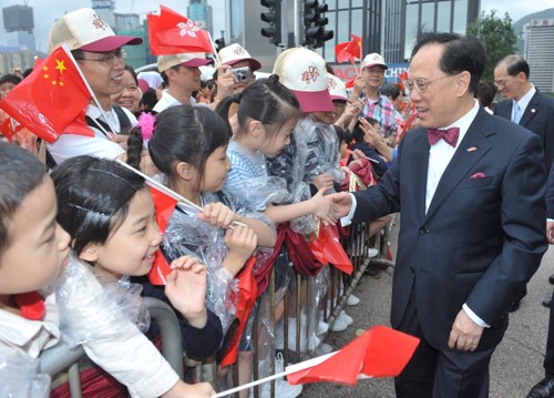 Hong Kong held a flag-raising ceremony Saturday morning at the Golden Bauhinia Square to mark the 62nd anniversary of the founding of the People's Republic of China. Donald Tsang, chief executive of the Hong Kong Special Administrative Region, attended the ceremony with about 3,000 people. 