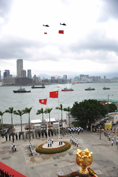 Hong Kong held a flag-raising ceremony Saturday morning at the Golden Bauhinia Square to mark the 62nd anniversary of the founding of the People's Republic of China. Donald Tsang, chief executive of the Hong Kong Special Administrative Region, attended the ceremony with about 3,000 people. 