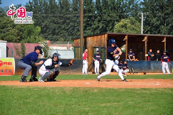 A Samurai batter takes the incoming pitch. [Maverick Chen / China.org.cn]