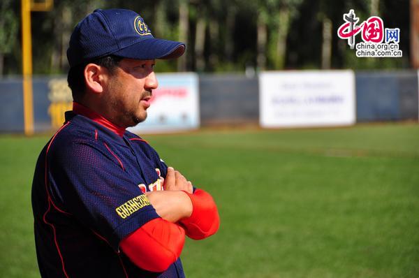 The coach of the Samurais closely follows the situation on the field. [Maverick Chen / China.org.cn]