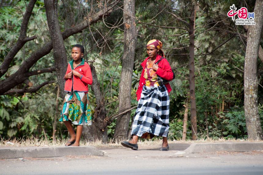 Two village people walking in rural part of Tanzania. [Maverick Chen / China.org.cn]