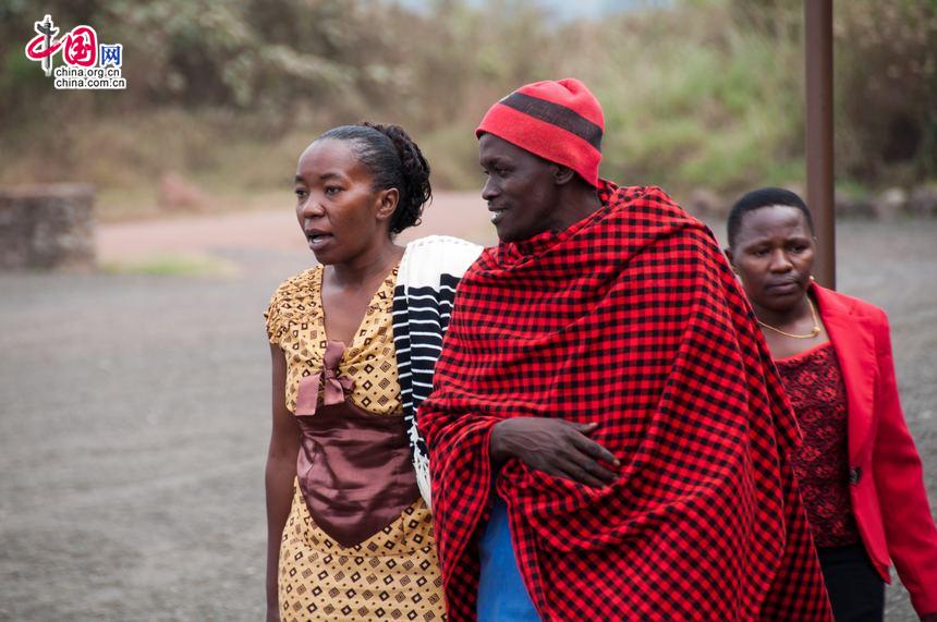 The Maasai (sometimes misspelled &apos;Masai&apos;) are a Nilotic ethnic group of semi-nomadic people located in Kenya and northern Tanzania. They are among the best known of African ethnic groups, due to their distinctive customs and dress and residence near the many game parks of East Africa. [Maverick Chen / China.org.cn]