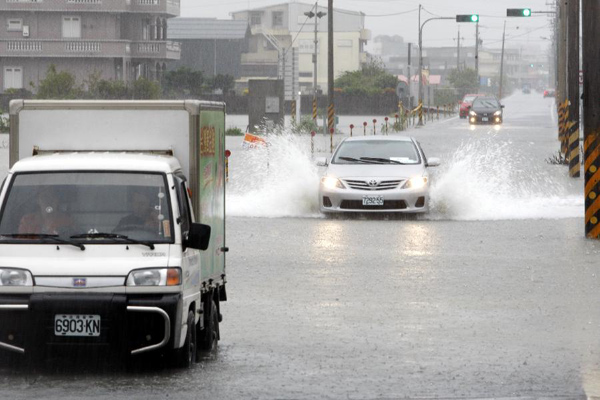 Cars run hard in the water after the tropical storm Nalgae in Yilan County, southeast China's Taiwan, Oct. 3, 2011. The tropical storm Nalgae triggered persistent rains and flood in northeast part of Taiwan.