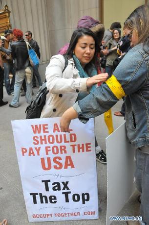 Protestors take part in the 'Occupy Chicago' demonstration in Chicago's financial district on Oct. 3, 2011. The protest on Wall Street in New York against corporate greed spread out to Chicago, as the 'Occupy Chicago' demonstration entered its tenth day on Monday. [Zhang Baoping/Xinhua] 