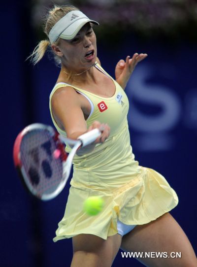 Denmark's Caroline Wozniacki returns a shot during the women's singles quarterfinal against Italy's Flavia Pennetta at 2011 China Open Tennis Tournament in Beijing, capital of China, on Oct. 7, 2011. Wozniacki lost the match 1-2. [Gong Lei/Xinhua]