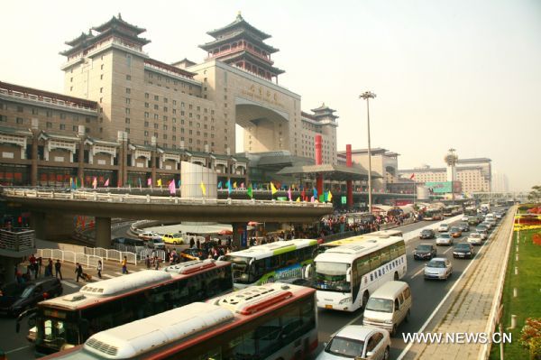 Traffic jams is seen outside the Beijing West Railway Station in Beijing, capital of China, Oct. 7, 2011. China's railways are especially busy on Friday, the last day of the week-long National Day holiday, as vacationers begin to return to their working places. [Xinhua/Cui Genyuan]