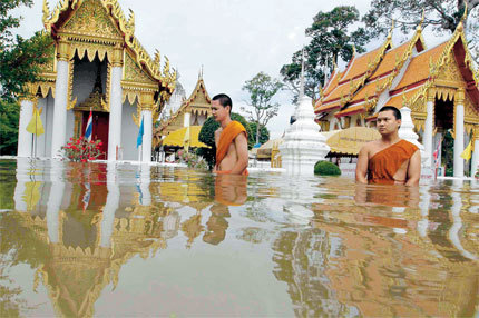 Buddhist monks wade through floodwater on a street at Chai Wattanaram Temple in Ayutthaya yesterday. At least 252 people have died in flooding in Thailand since mid-July, and water has inundated the 400-year-old temple in the ancient city of Ayutthaya, a World Heritage Site. [Shanghai Daily]