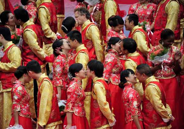 A total of 110 couples from China and abroad don traditional Chinese attire at a group wedding at the lakeside of the West Lake in Hangzhou, Zhejiang province, on Thursday.