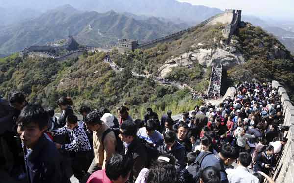 Tourists jostle each other in a crowd at the Badaling section of the Great Wall in Beijing on Monday, the third day of the National Day holiday.