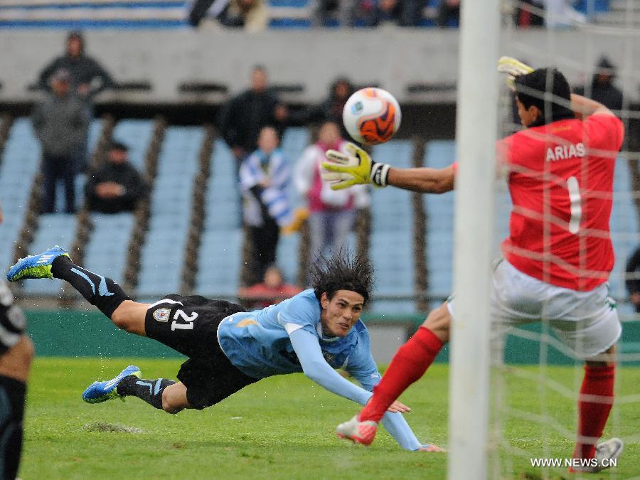 Uruguay's Edinson Cavani (L) scores a goal against Bolivia during a qualifying match for the 2014 World Cup in Montevideo, capital of Uruguay, on Oct. 7, 2011. Uruguay beat Bolivia 4-2. [Nicolas Celaya/Xinhua]