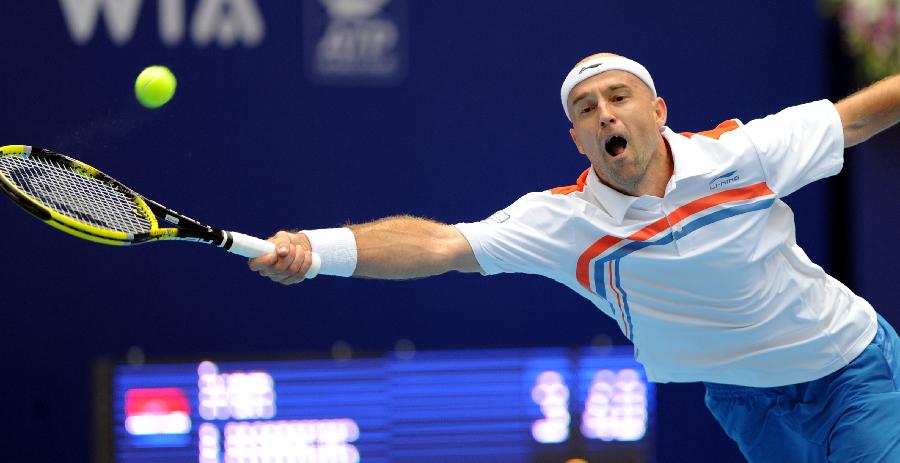 Croatia's Ivan Ljubicic returns the ball to his compatriot Martin Cilic during the men's singles semifinal at the 2011 China Open Tennis Tournament in Beijing, capital of China, on Oct. 8, 2011. Ljubicic failed to enter the final after losing the match 0-2. [Yang Shiyao/Xinhua]