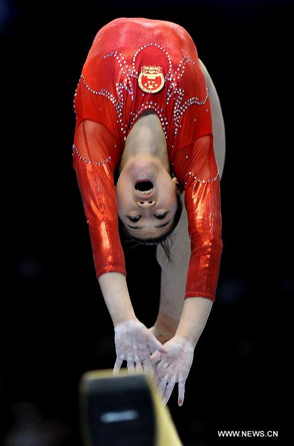 China's Jiang Yuyuan competes on the balance beam during the women's team qualifying round of the World Gymnastics Championships in Tokyo, capital of Japan, on Oct. 8, 2011. [Chen Xiaowei/Xinhua]