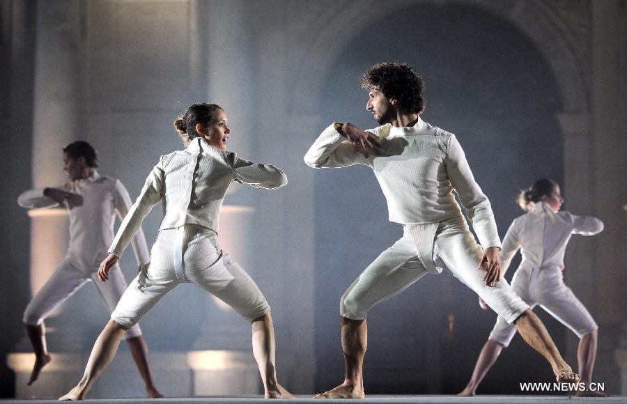 Dancers perform during the opening ceremony for the 2011 World Fencing Championships in Catania, Italy, on Oct. 8, 2011. The event will last from Oct. 9 to 16. [Wang Qingqin/Xinhua]