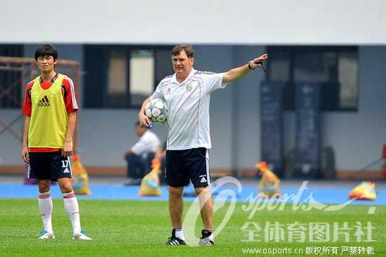 Chinese footballers prepare the match against Iraq at 2014 World Cup qualifying in Shenzhen, S China. The match comes on Oct. 11th.