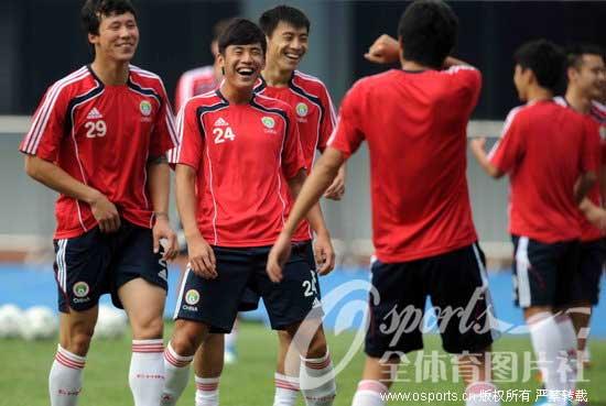 Chinese footballers prepare the match against Iraq at 2014 World Cup qualifying in Shenzhen, S China.