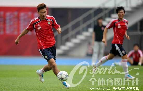 Chinese footballers prepare the match against Iraq at 2014 World Cup qualifying in Shenzhen, S China.