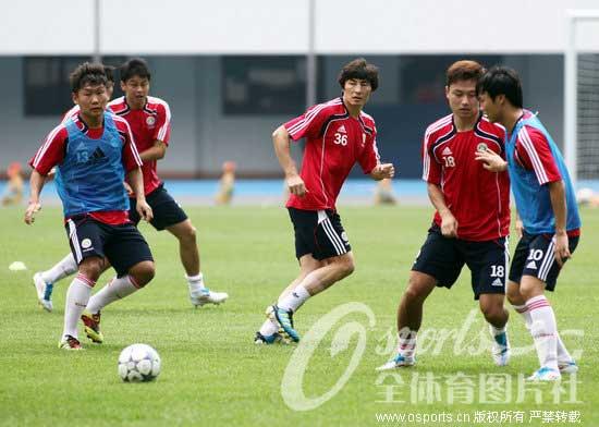 Chinese footballers prepare the match against Iraq at 2014 World Cup qualifying in Shenzhen, S China.