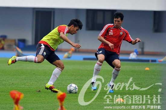 Chinese footballers prepare the match against Iraq at 2014 World Cup qualifying in Shenzhen, S China.