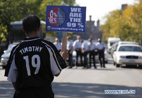 A protestor confronts with police officers in front of the National Air and Space Museum in Washington, the United States, Oct. 8, 2011. [Wang Fengfeng/Xinhua]