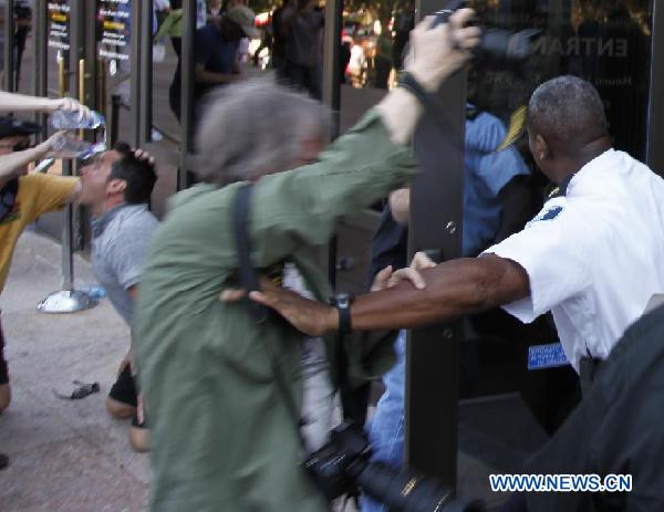 Protestors scuffle with police officers in front of the National Air and Space Museum in Washington, the United States, Oct. 8, 2011. [Wang Fengfeng/Xinhua] 