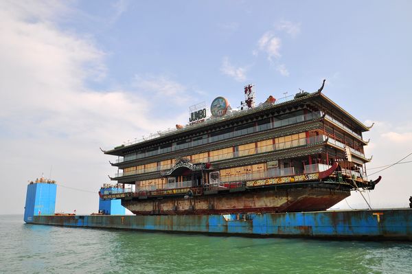 Qingdao sees first floating restaurant 