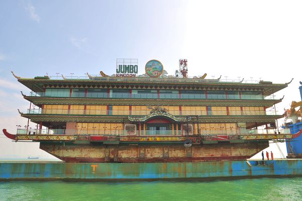 Qingdao sees first floating restaurant 