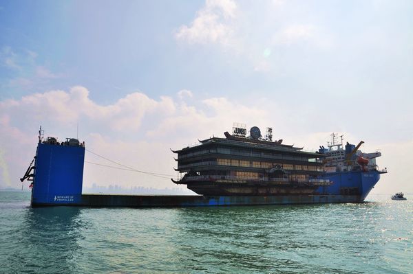 Qingdao sees first floating restaurant 