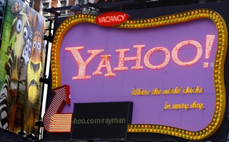 A Yahoo! sign is seen in New York&apos;s Times Square November 18, 2008.
