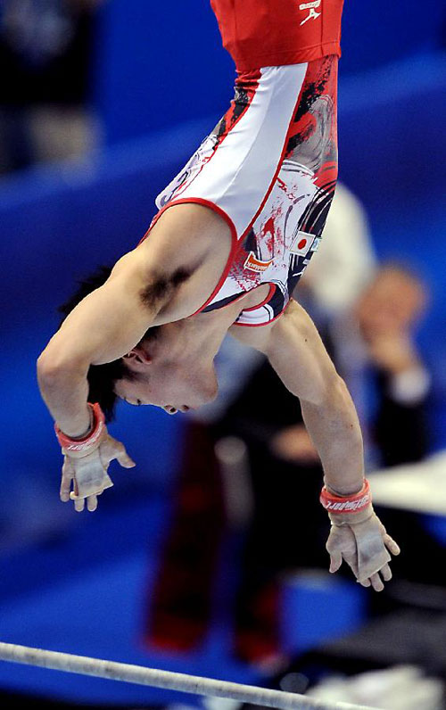 Kohei Uchimura of Japan performs on the horizontal bar during the men's qualification round of the World Gymnastics Championships 2011 in Tokyo, Japan, on Oct. 9, 2011. [Chen Xiaowei/Xinhua]