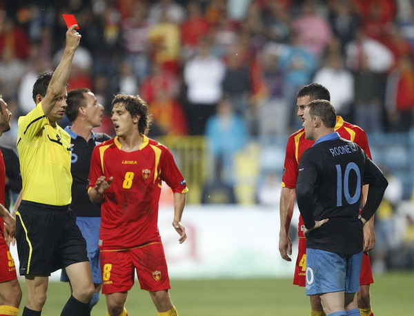 Referee Wolfgang Stark (L) sends off England's Wayne Rooney (R) during their Euro 2012 Group G qualifying soccer match against Montenegro in Podgorica, Oct 7, 2011. [China Daily via Agencies]