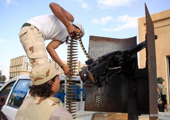 Soldiers of Libya's National Transitional Council (NTC) prepare for the battle with Gaddafi loyalists in Bani Walid, Libya, Oct. 9, 2011. The head of the ruling Libyan National Transitional Council (NTC) Mustafa Abdel-Jalil said Sunday that it is possible to end the battles next week in Bani Walid and Sirte, the only remaining strongholds of fallen leader Muammar Gaddafi. [Hamza Turkia/Xinhua] 