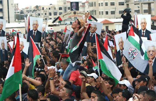 Palestinian supporters celebrate upon President Mahmud Abbas' arrival in the West Bank city of Ramallah, on Sept 25, 2011. Abbas returned from New York after he participated in the United Nations General Assembly and requested the statehood recognition. He said on Sunday that the 'diplomatic march' to obtain international recognition of a Palestinian state has started. [Photo: Xinhua/Agencies]